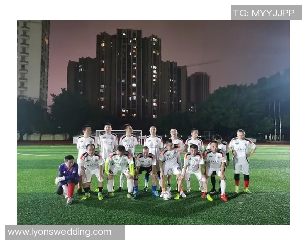 足球明星拼图高清照片展现球场魅力与风采的完美结合